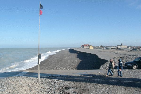 Le recul du trait de côte ?  l’aval du dernier ouvrage de l’Amer Sud au Sud de Cayeux sur Mer